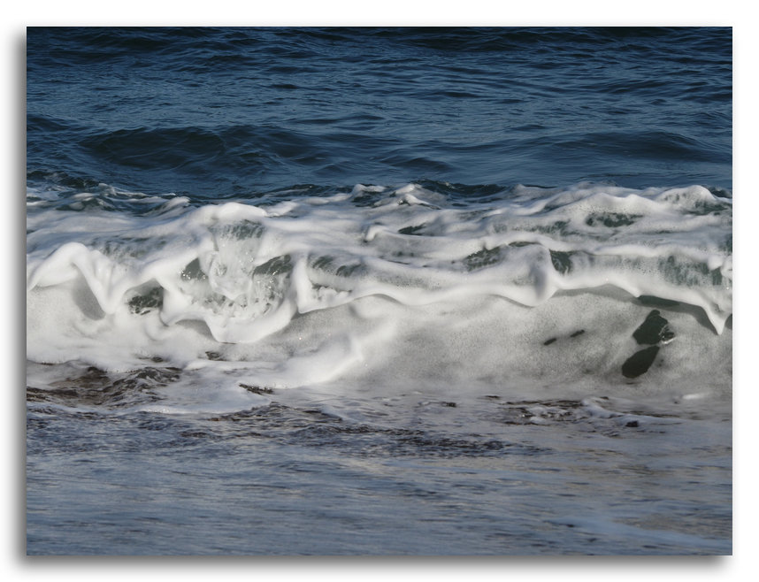 une vague se brise une vague épuisée