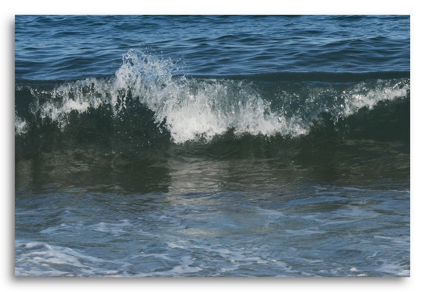 Une vague se brise une vague épuisée