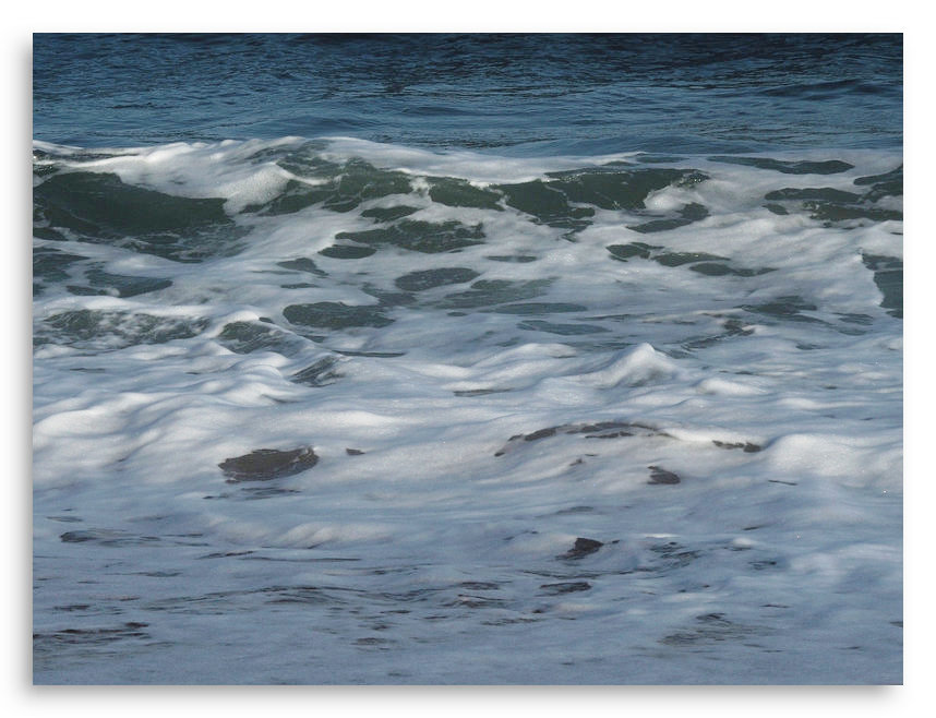 Une vague se brise une vague épuisée