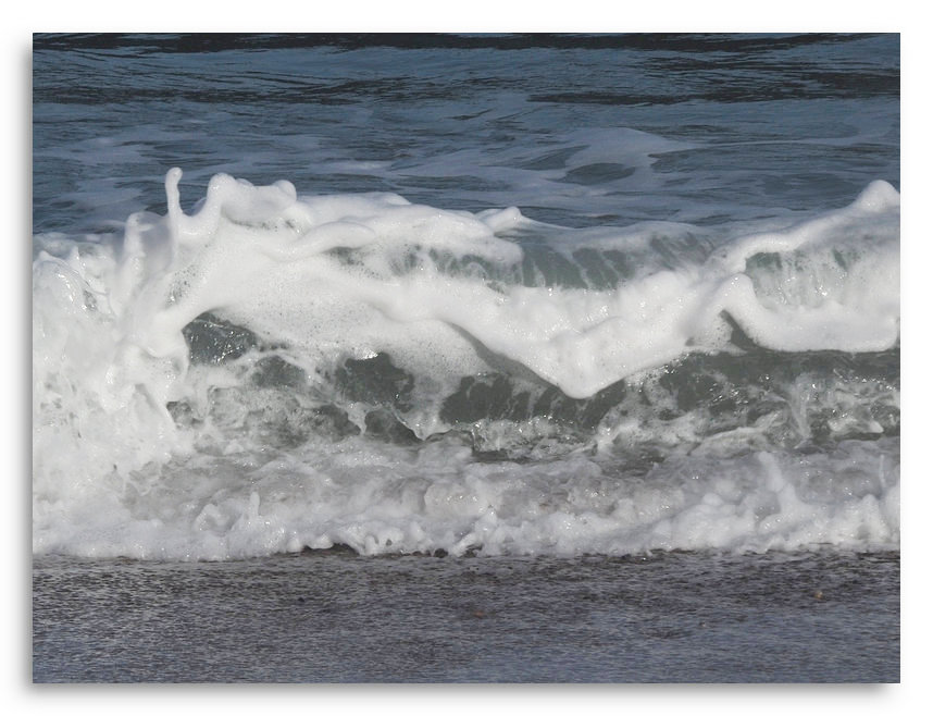 Une vague se brise une vague épuisée
