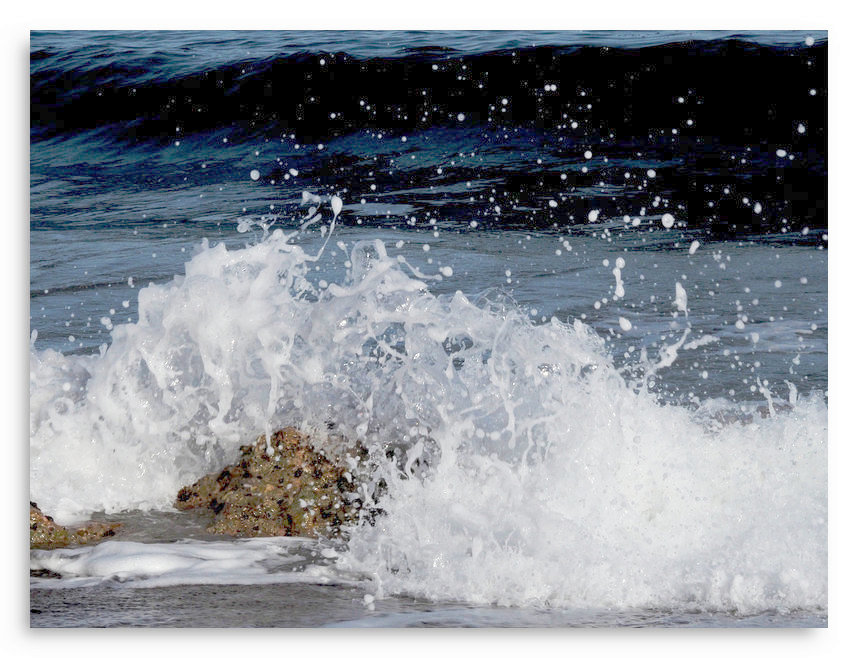 Une vague se brise une vague épuisée